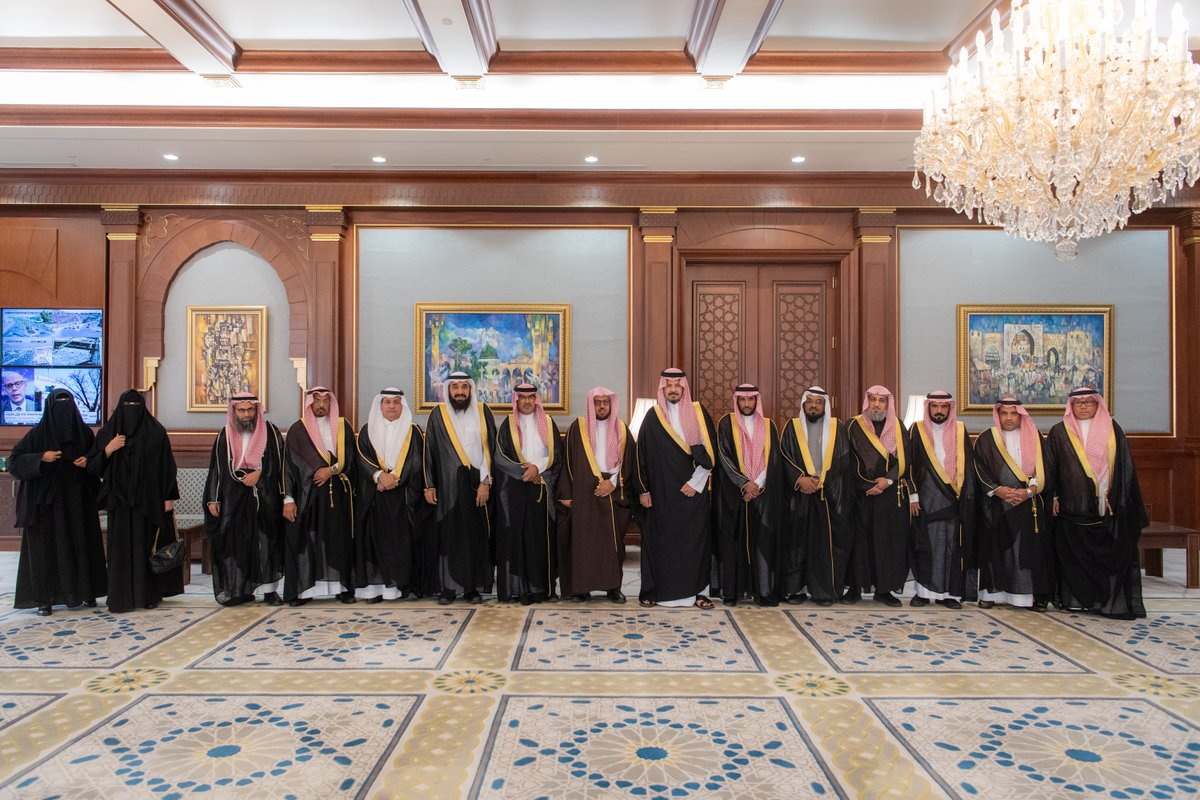 سمو أمير منطقة #المدينة_المنورة #سلمان_بن_سلطان، يلتقي مدير عام التعليم بالمنطقة <a href="/MOE_MDI/">إدارة تعليم المدينة المنورة</a> ناصر العبد الكريم، يرافقه مدراء تعليم المحافظات والقيادات التعليمية في #تعليم_المدينة_المنورة.