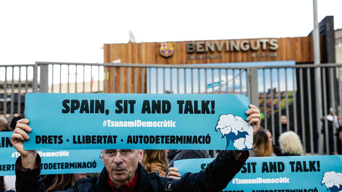 La junta de Fiscals del Suprem aprecia indicis de terrorisme per la causa de Tsunami  Democràtic‼️

Considerar la campanya de resposta a la sentència del procés terrorisme és un greu atac al dret a la protesta de tothom #ProtestarNoÈsTerrorisme 

📲 elpais.com/espana/2024-02…