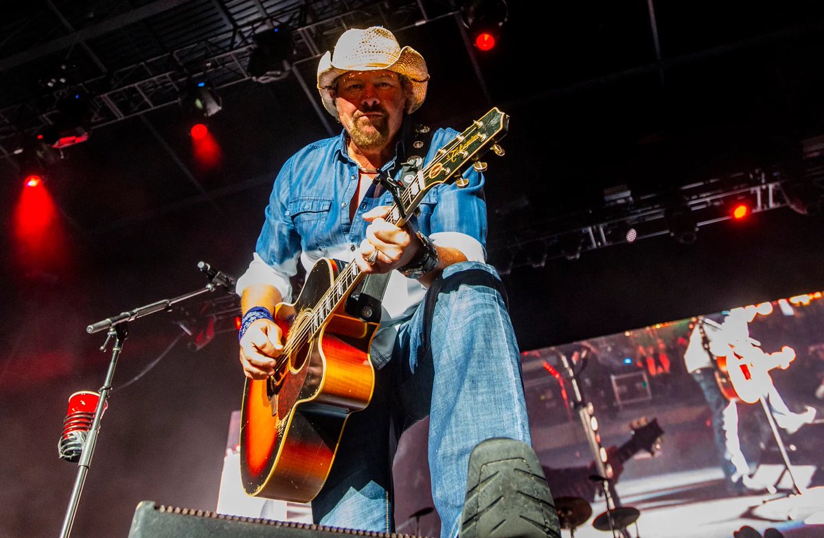 🙏 Loved when Toby Keith looked right at me during his 2021 <a href="/AtownFair/">Allentown Fair</a> performance #RIPTobyKeith mcall.com/2021/09/02/cou…
