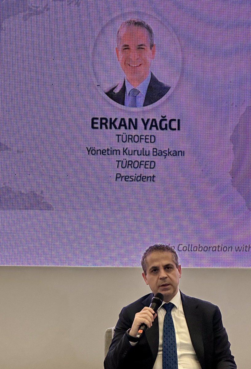 🇹🇷🛎️ Türkiye Otelciler Federasyonu - TÜROFED Yönetim Kurulu Başkanı Sn. @ERKAN_YAGCI, @emitt_istanbul Konferans Sahnesi'nde Sn. Osman Ayık moderatörlüğünde gerçekleşen Başkanlar Oturumu'nda 2024 yılına dair öngörülülerini paylaştı. @Turob @muberra_eresin @ttyd_tr