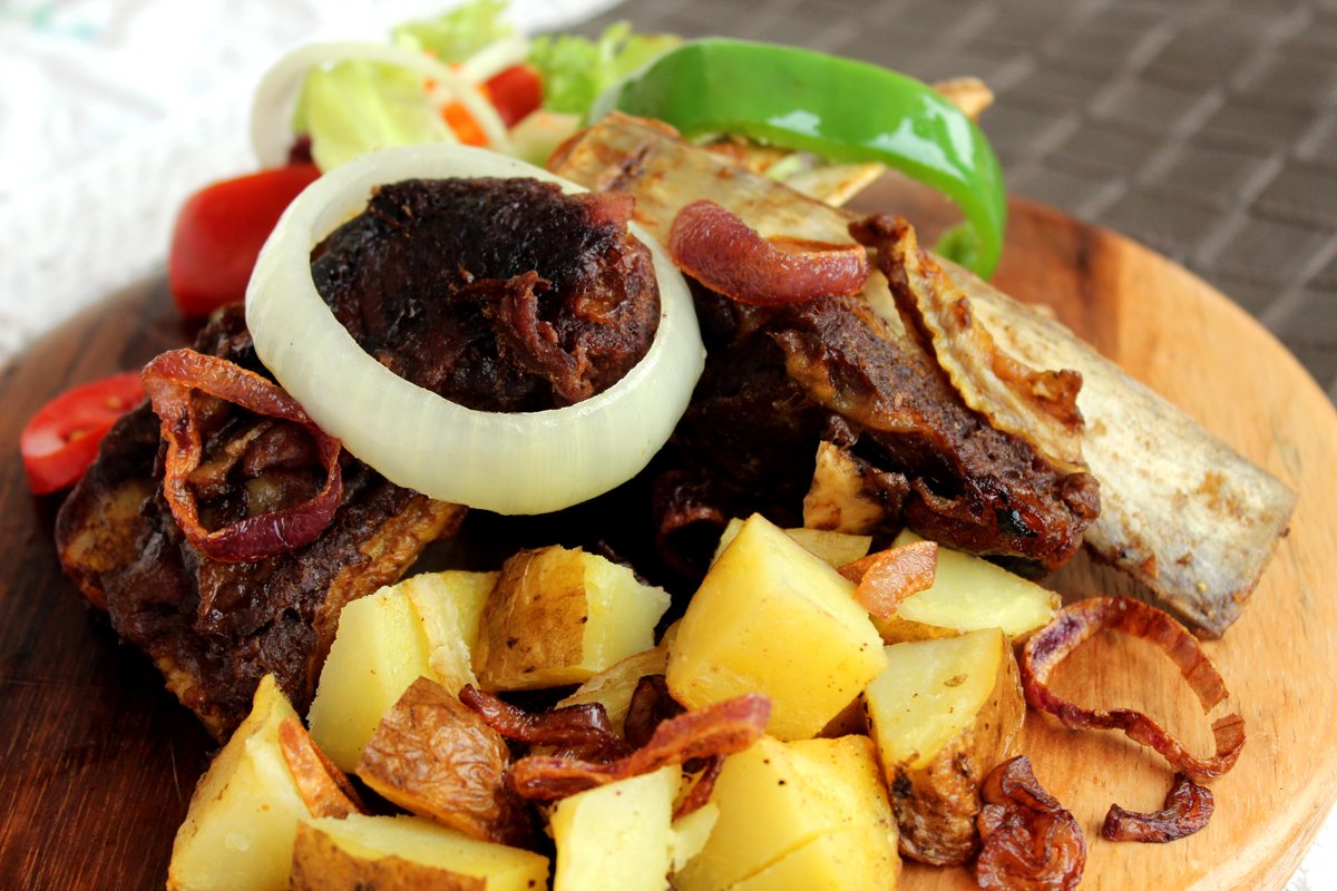 kembabaziFoodUg's tweet photo. RIBS FOR DAYS!!!๐คค
Satisfy your midweek cravings with our flavourful juicy gigantic beef ribs served with a side of potato wedges.
A match made in Heaven!
Place your order
0773350829
#UgandaEats #MidweekCravings #SavourUganda #KembabaziFood
#UgandanCuisine #Ribs https://t.co/ZUCdocApIA