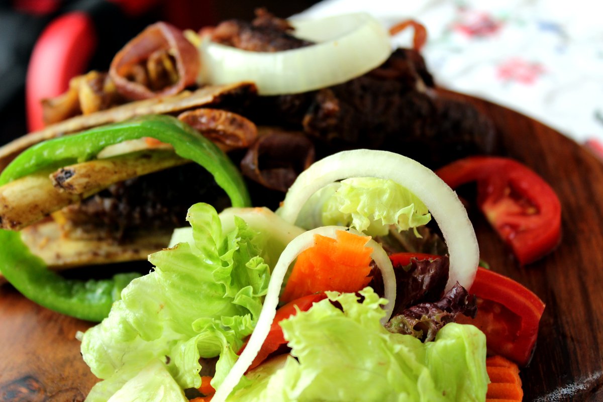 kembabaziFoodUg's tweet photo. RIBS FOR DAYS!!!๐คค
Satisfy your midweek cravings with our flavourful juicy gigantic beef ribs served with a side of potato wedges.
A match made in Heaven!
Place your order
0773350829
#UgandaEats #MidweekCravings #SavourUganda #KembabaziFood
#UgandanCuisine #Ribs https://t.co/ZUCdocApIA