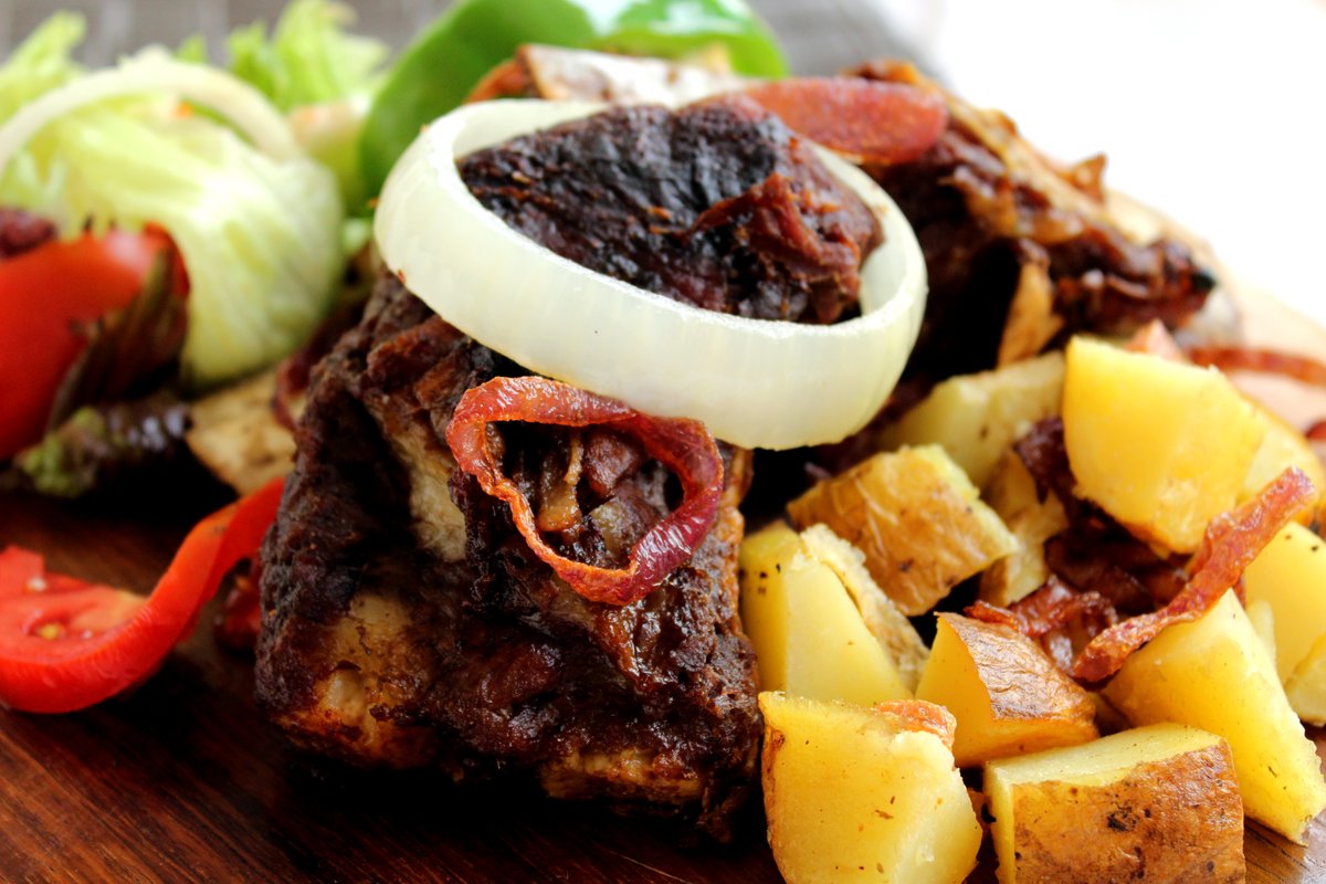 kembabaziFoodUg's tweet photo. RIBS FOR DAYS!!!๐คค
Satisfy your midweek cravings with our flavourful juicy gigantic beef ribs served with a side of potato wedges.
A match made in Heaven!
Place your order
0773350829
#UgandaEats #MidweekCravings #SavourUganda #KembabaziFood
#UgandanCuisine #Ribs https://t.co/ZUCdocApIA