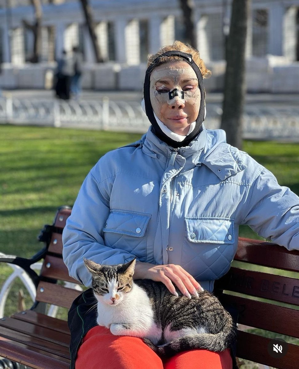 mattkmacho's tweet photo. Esta es Yolanslava Peloponykova, superviviente de la guerra en Ucrania. Tuvo que que emigrar a Barcelona después de que bombarderan su casa y está buscando asilo. RT para ayudarla. https://t.co/Btc8gmwaKD