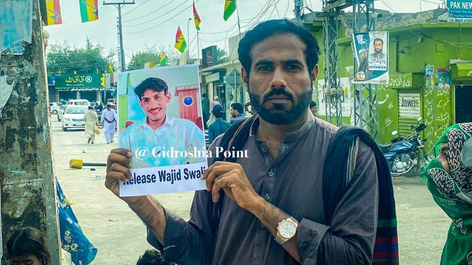 sadiabalochssb's tweet photo. Wajid Sawali, a student of the University of Turbat, was abducted last night from his home by CTD.
These are the glimpses of sit-in protest by his family which's been going on since morning at the main square of Turbat.
The alarming increase in incidents of abductions and fake encounters acquires every sane person to raise voice in the right of Baloch Nation against the state atrocities.
The family members  demand immediate safe release of Wajid Baloch.
@HamidMirPAK @Matiullahjan919 @VeengasJ 
#EndEnforcedDisappearances 
#StopBalochGenocide 
#EndBalochGenocide