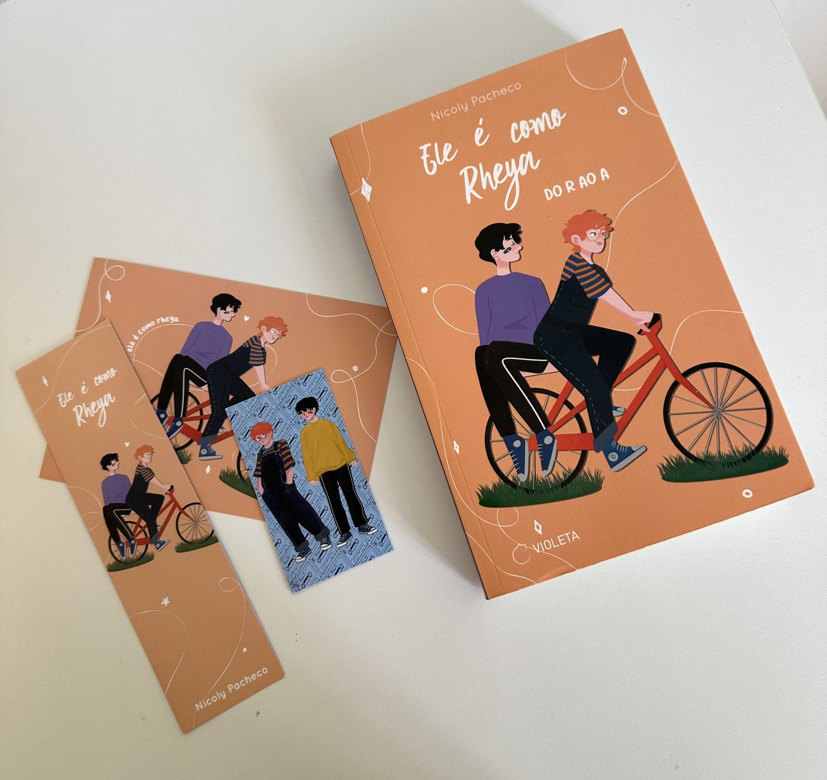 poeticttae's tweet photo. VENDA/VENDO livros fanfic jikook bts 

🏷️ EROS vol 1 e 2 
R$ 50 vol individual 
frete incluso: envio módico 
poucas marcas de uso 

🏷️ ELE É COMO RHEYA
R$ 50 
frete incluso: envio módico 
nunca lido 

obs:mais informações chamar na dm https://t.co/g0xgEiBWzX