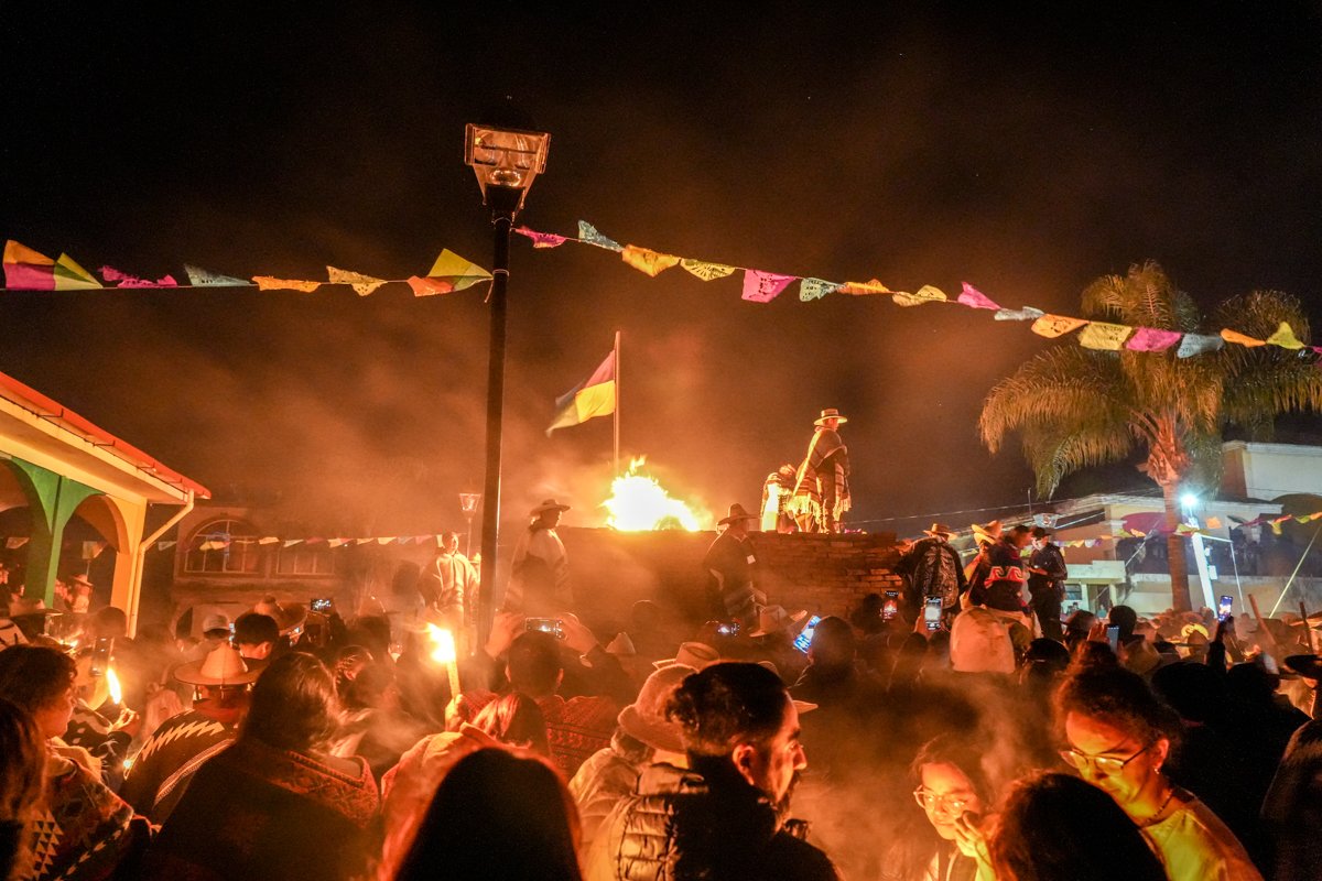 BSaurio's tweet photo. Algunos recuerdos del Kurhikahueri K'inchekua 2024, es decir, la ceremonia y la fiesta del Fuego Nuevo, el nuevo año p'urhépecha celebrado en #Ocumicho, #Michoacán. "El fuego tiene que arder", me dijo un amigo aquella noche... https://t.co/rtmOXvSJNB
