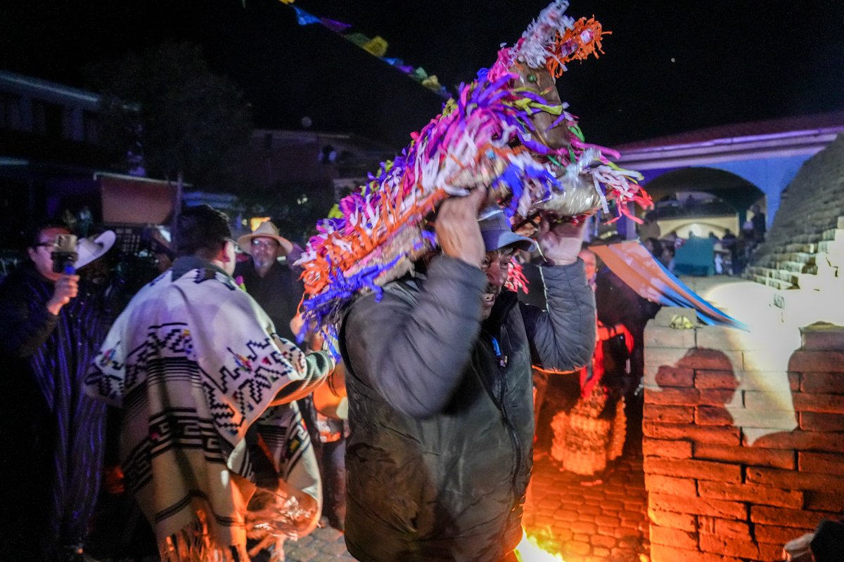 BSaurio's tweet photo. Algunos recuerdos del Kurhikahueri K'inchekua 2024, es decir, la ceremonia y la fiesta del Fuego Nuevo, el nuevo año p'urhépecha celebrado en #Ocumicho, #Michoacán. "El fuego tiene que arder", me dijo un amigo aquella noche... https://t.co/rtmOXvSJNB