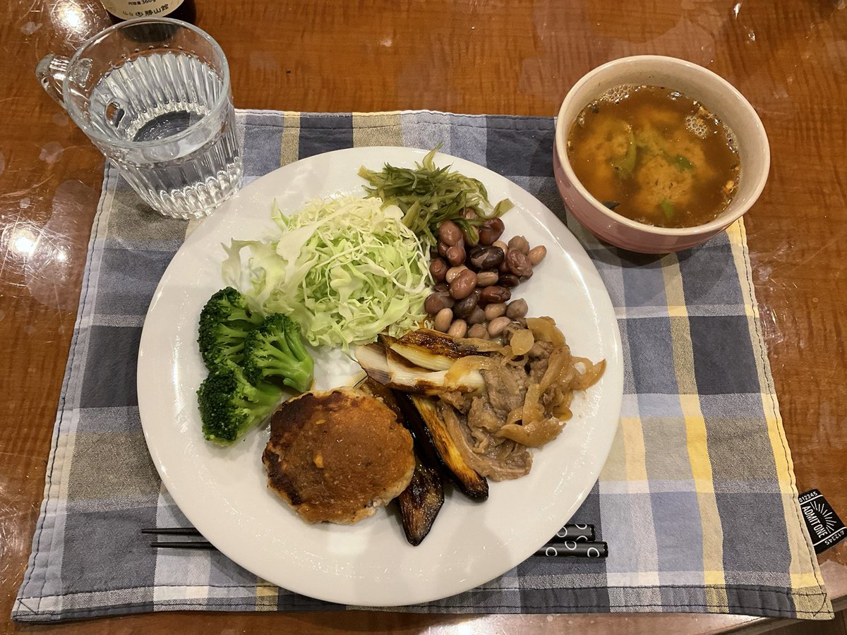 jummy_chubby's tweet photo. 今晩の旦那メシ
☑️ワンプレート
　　おからハンバーグ、牛肉と玉ねぎのソテー、キャベツ、
　　ブロッコリー、茄子とネギのグリル、豆、茎わかめ
☑️鯖のお味噌汁

今日もお腹いっぱい。
こんなに食べて痩せていったらノーベル賞ものだよね。
#糖質制限 https://t.co/IgP9M1Lztv
