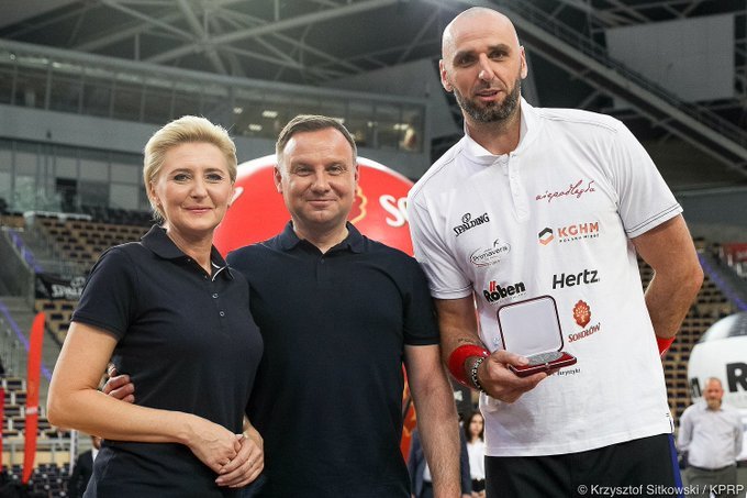 TuskRonald's tweet photo. Podobno ten łysy,lewacki dupek👇dostaje ataku furii,jak zobaczy tę fotkę w necie.Zbanował już pół twitera a przez pomyłkę także i siebie😂Zróbcie mu tę "przyjemność" i podawajcie dalej❗ https://t.co/C1itt7AebT
