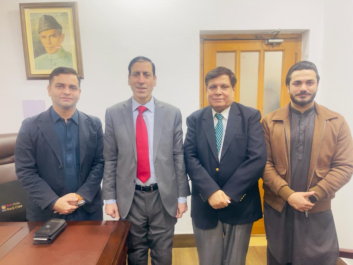 DrFaisalBarakza's tweet image. ینگ ڈاکٹرز ایسوسی ایشن خیبرپختونخواہ کے   صوبائ ترجمان ڈاکٹر فیصل بارکزئ  اور فوکل پرسن فر انڈکشن ڈاکٹر عدنان نے آج انڈکشن کے سلسلے میں چیف منسٹر اور ہیلتھ ایڈوائزر کے ساتھ ملاقات کی ۔
انشاءاللہ بہت جلد کمیونٹی کو خوشخبری ملے گی
#InductionForAll 
@ydakp_official
@KPChiefMinister