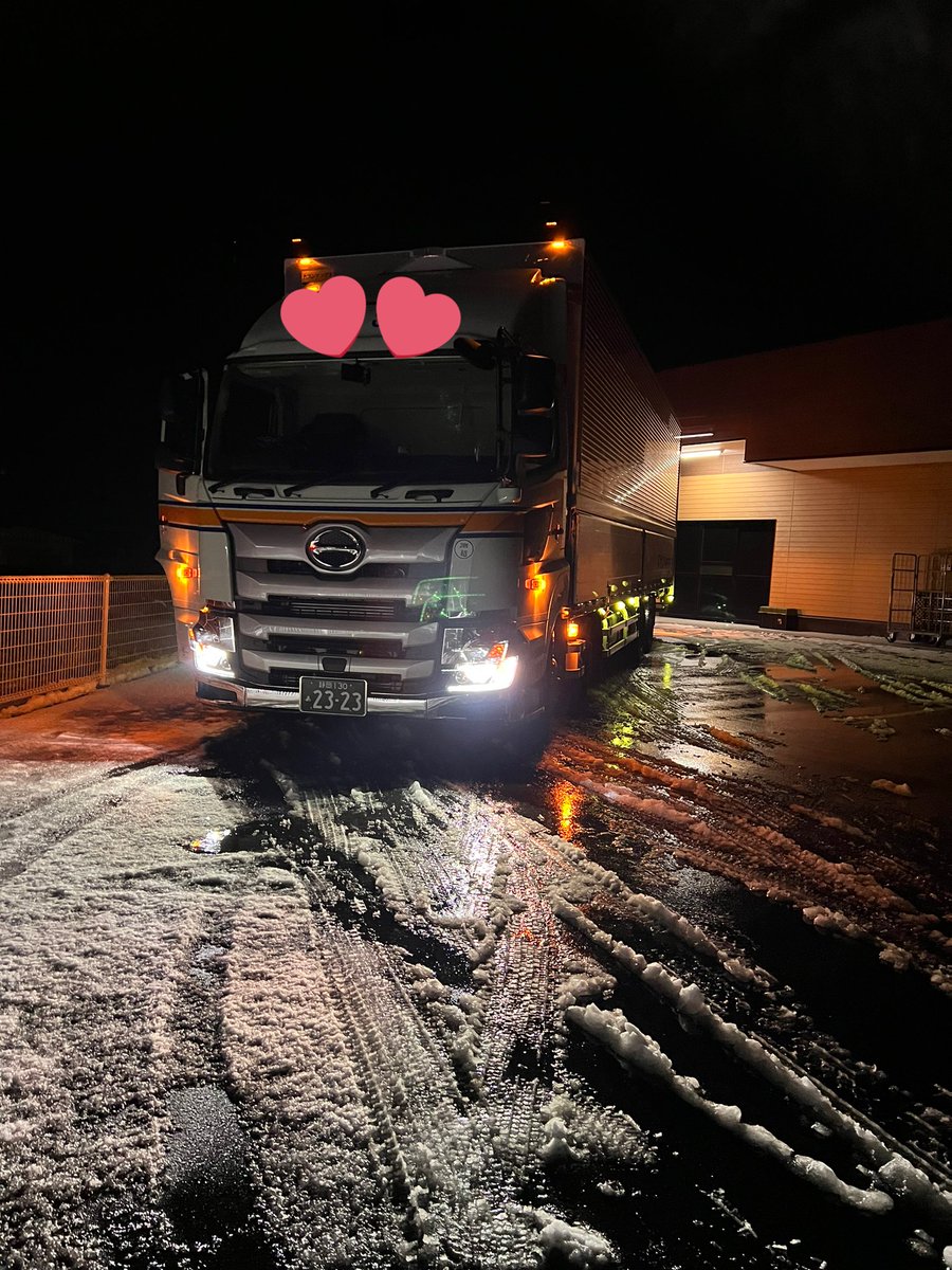 6260sf's tweet photo. 山梨雪すごすぎ...
荷物降ろしますか... https://t.co/7cha7URj7Y