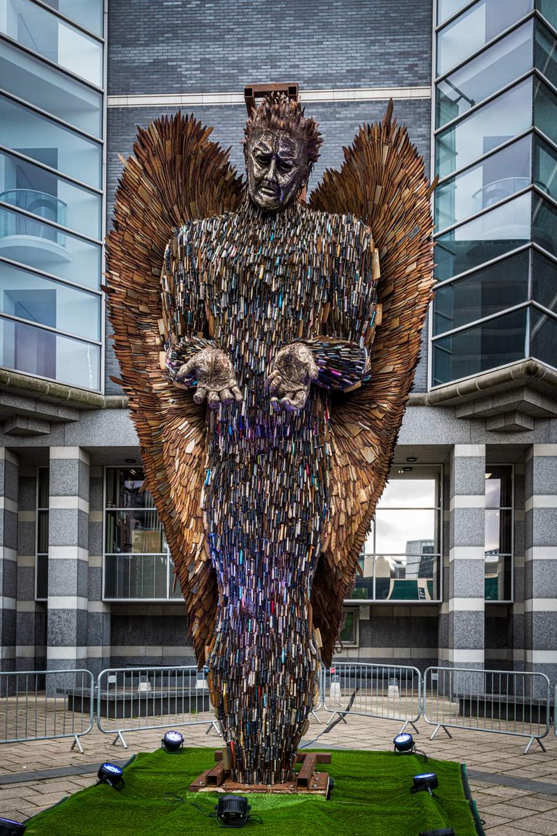 If you're near @RoyalArmouries #LeedsDocks then visit the Knife Angel. Standing at 27ft tall, made from 100,000 surrendered / confiscated knives it's an amazing & powerful artwork by @AlfieBradleyart. I defy anyone to see it and not be moved. #sculpture #knifecrime #society