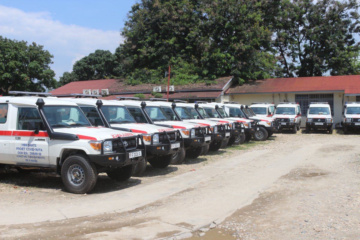 ida_mspburundi's tweet photo. 1/n Remise officielle par le @mspls_bdi  de 20 #ambulances_médicalisées🚑 à 20 structures de soin🏥. D’une valeur de 1 117 520 USD (=+ 1Milliard de FBU), c' ê "un appui substantiel offert par la @BM_Afrique", selon Le Ministre #Lydwine_Baradahana
@KwaNtare https://t.co/NJYoP6PA8B