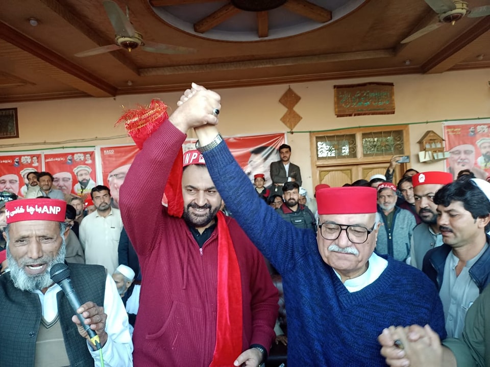 ANPMarkaz's tweet photo. نوشہرہ: پاکستان تحریک انصاف سے تعلق رکھنے والے آزاد امیدوار پی کے 89 سید ابراہیم شاہ عوامی نیشنل پارٹی کے سیکرٹری جنرل و امیدوار پی کے 89 میاں افتخار حسین کے حق میں دستبردار ہوگئے۔
#Vote4Laltain https://t.co/42yHlTFQYT