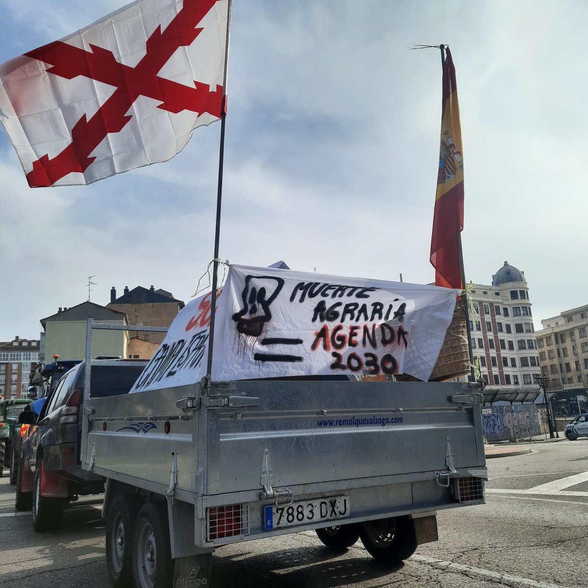 aramayuelas's tweet photo. No les basta con la PAC (50% presupuesto de la UE) y las ayudas del Gobierno.  No. Quieren más subvenciones y libertad para contaminar el agua y la comida con fitosanitarios, fertilizantes y pesticidas. Y han venido a reivindicarlo con sus tractores nuevos. https://t.co/323AHjhoyM