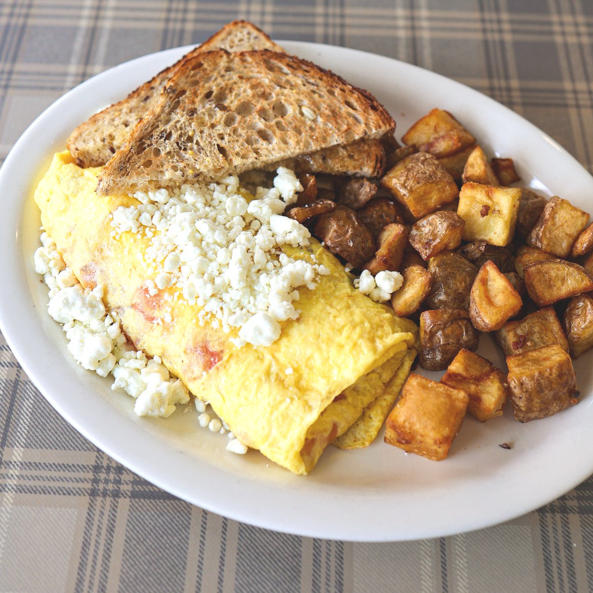 Weekday 🤝 brunch. ⁠
⁠
#ToastRedBank's Mediterranean Omelette is all you need! Made with spinach, feta, and tomato, served with their crispy breakfast potatoes and toast. 

#njbreakfast #toastnj #njbrunch #njlunch

l8r.it/YDVV