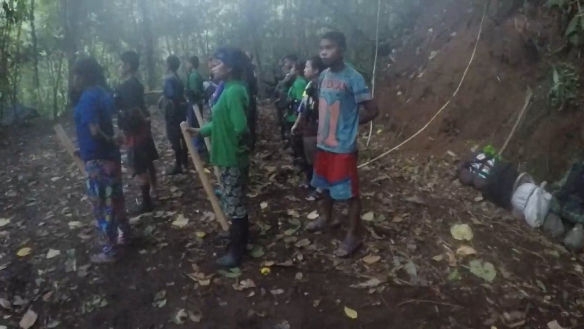 tedaks's tweet photo. ARROGANCE

This is a screenshot from a video recovered from NPAs. Even at the peak of the NPA's strength, they were unable to provide firearms to all their combatants, actually most of them do not have firearms. In the same light that MAJORITY of NPAs who surrender do so without firearms.

It is quite arrogant to claim to know the workings of the world's longest running insurgency more than somebody who spent the best years of his life protecting this country from them. Much worse, insinuate corruption just because only 4,000 firearms were surrendered by 26,000 Former NPAs all over the country.

It is also in bad taste to conclude corruption just because it does not make sense to you.

God Bless the Philippines!!!
