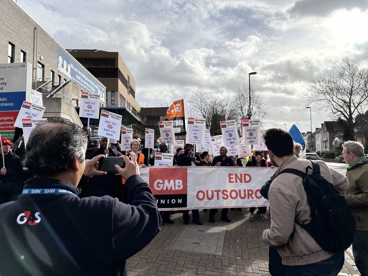 Great #endoutsourcing protest outside ⁦@croydonhealth⁩ just now.. no to ⁦@issworld⁩ yes to NHS! ⁦@keepnhspublic⁩