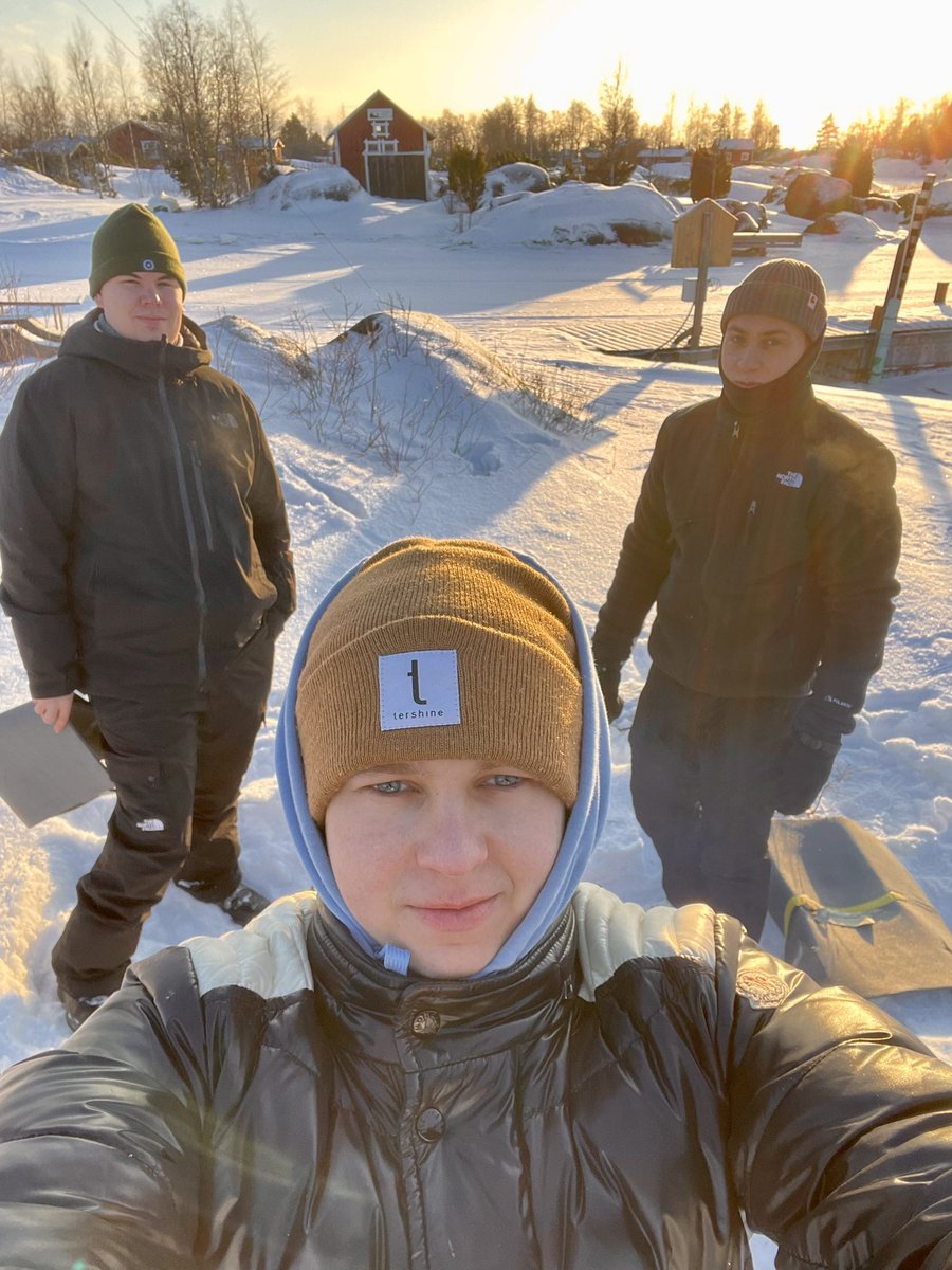 Todski13's tweet photo. Lever livet på mässkär, korven grillas bakom mig synns inte på bilden😍 vi kom hit me snöskoter och släde! https://t.co/ctuErbkcME