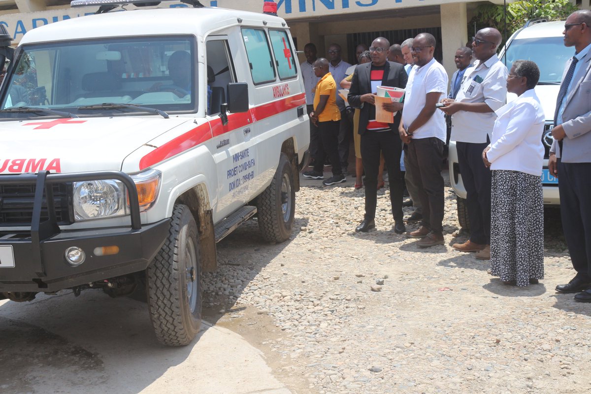 ida_mspburundi's tweet photo. 4/n Le Ministre a indiqué que ces ambulances seront gérées de manière digitalisée via 1 outil de tracking pr suivre les mvts de chacun engin à chaque instant afin de répondre au défi de référence &amp; contre référence, servant même ailleurs que la province d’affectat°
@mspls_bdi https://t.co/hZcPzn0nf2