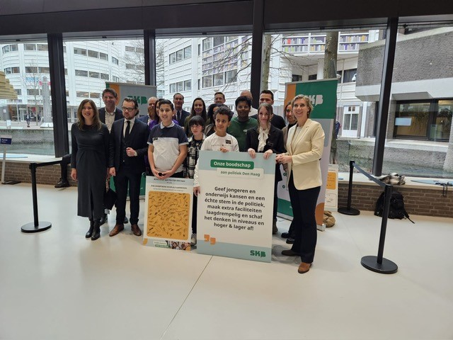 Vanmiddag hebben jongeren namens het Samenwerkingsverband Kansengelijkheid en Burgerschapsonderwijs (SKB) een petitie aangeboden aan leden van de commissie <a href="/OCW_TK/">Vaste Commissie OCW Tweede Kamer</a>.  De jongeren willen hiermee laten weten wat er nodig is voor echte kansengelijkheid in het onderwijs.