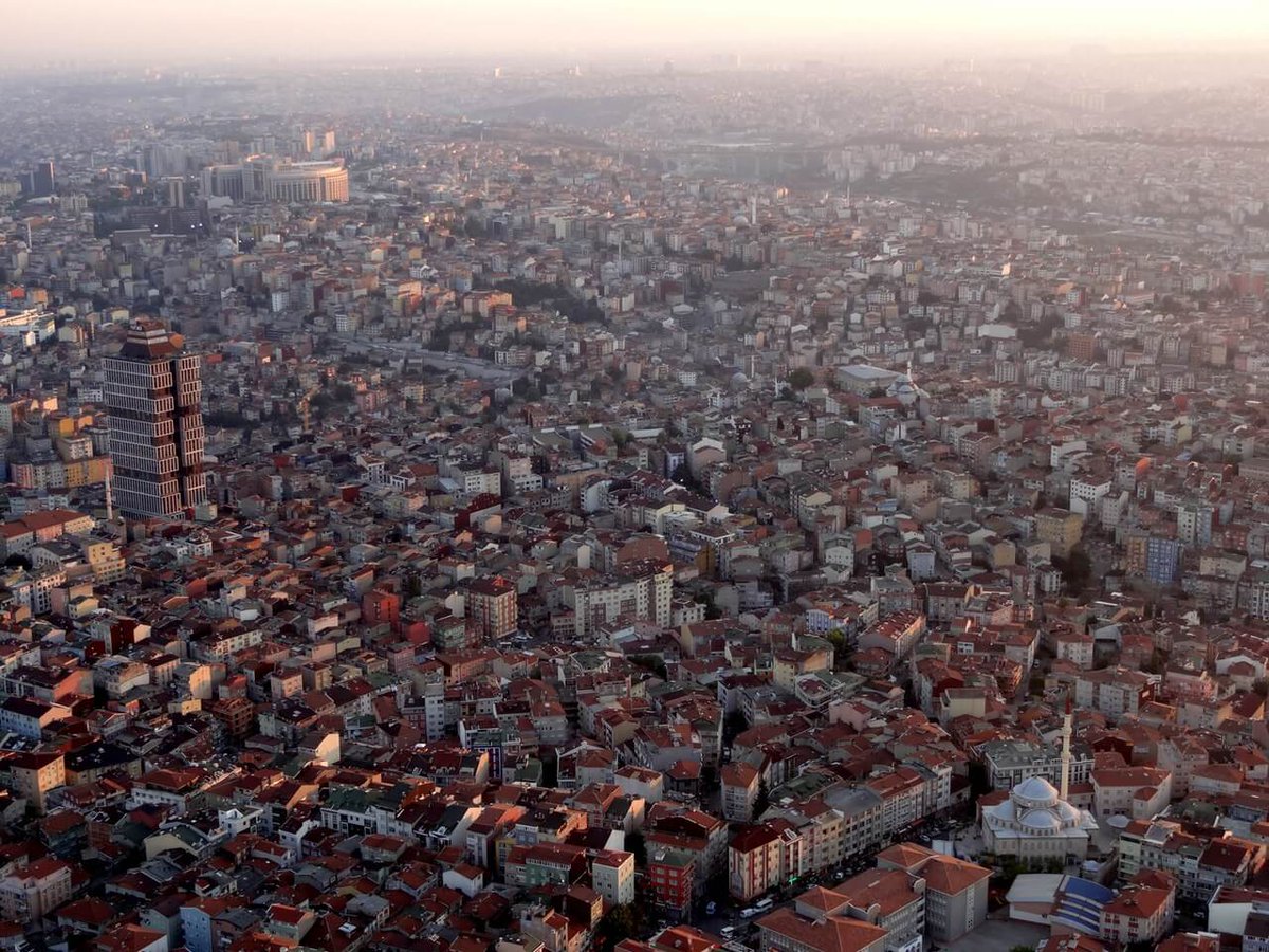 İstanbul'un Cumhuriyet tarihinde 2. kez nüfus azaldı.

İstanbul'un son 1 yılda nüfusu 252.000 kişi azaldı. (TRT)

Bu düşüşün en önemli iki sebebi var:
Deprem ve Pahalılık