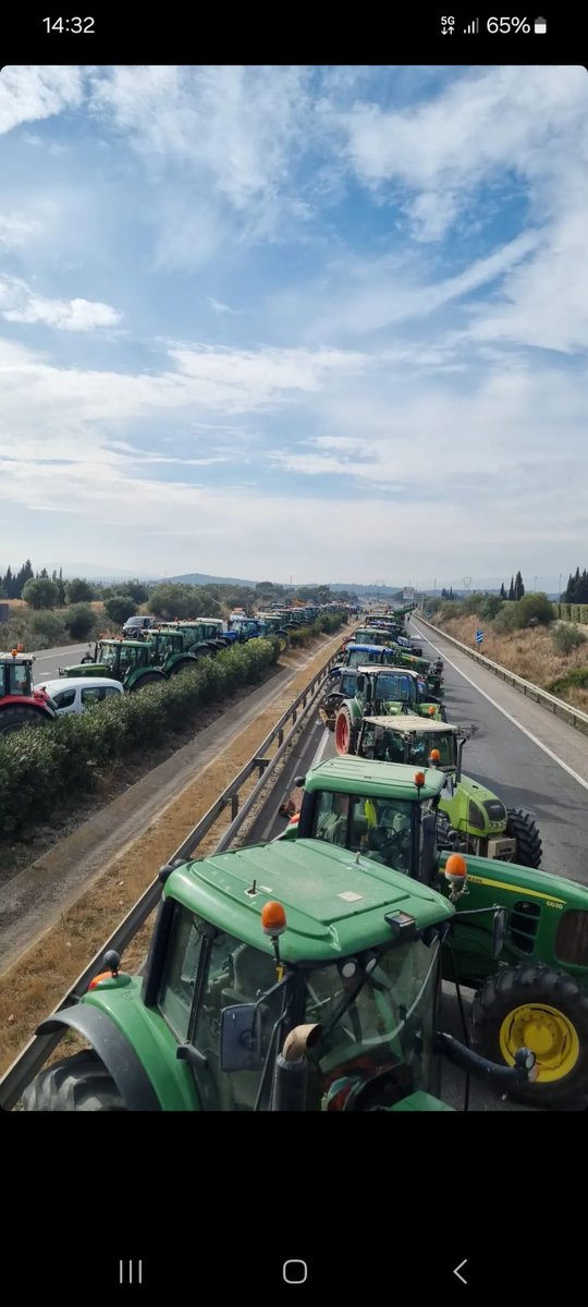 marcbv19's tweet photo. La mobilització bloqueja les TTE sud i seguirà així, fins que s’escolte al sector de forma clara i inequívoca! 🚜💪💪

#LaPagesiaDiuProu6F #6F #Tractorada #LaPagesiaDiuProu 
@uniopagesos @PagesosGPS https://t.co/ldIY249jDV