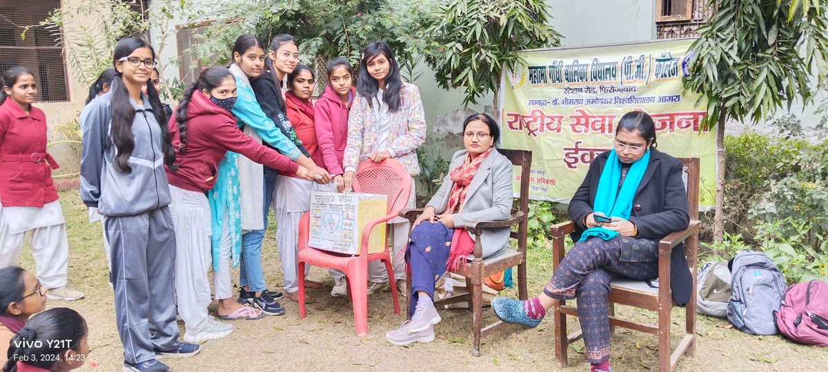 NSSP0SANDHYA's tweet photo. महात्मा गांधी बालिका विद्यालय (पी. जी.) कालेज फिरोजाबाद राष्ट्रीय सेवा योजना इकाई द्वारा छात्राओं की मानसिक स्वास्थ्य को ध्यान रखते हुए उनकी समस्याओं को पर्ची में लिखकर बॉक्स में डाला उसके बाद उनकी समस्याओं को निराकरण किया गया। https://t.co/iJ757TiE69