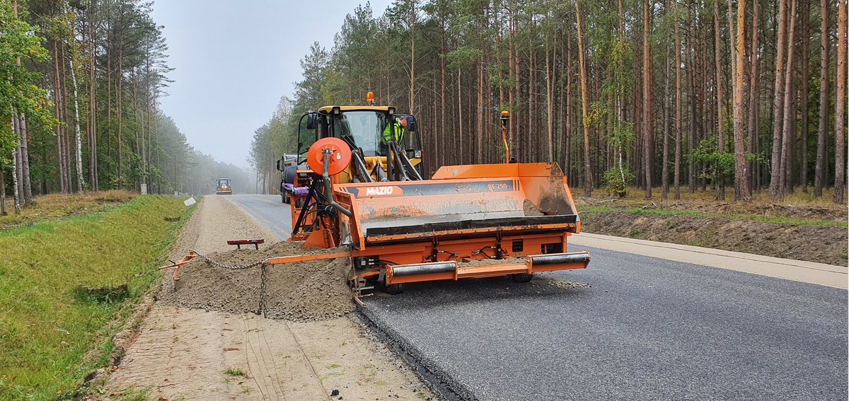 mazioattachment's tweet photo. Road widening #skidpaver #minipaver #roadwidening #paving #frontloader #backhoeloader #attachmentsexperts https://t.co/st3AMdA9L7 https://t.co/gvSSby5F1b