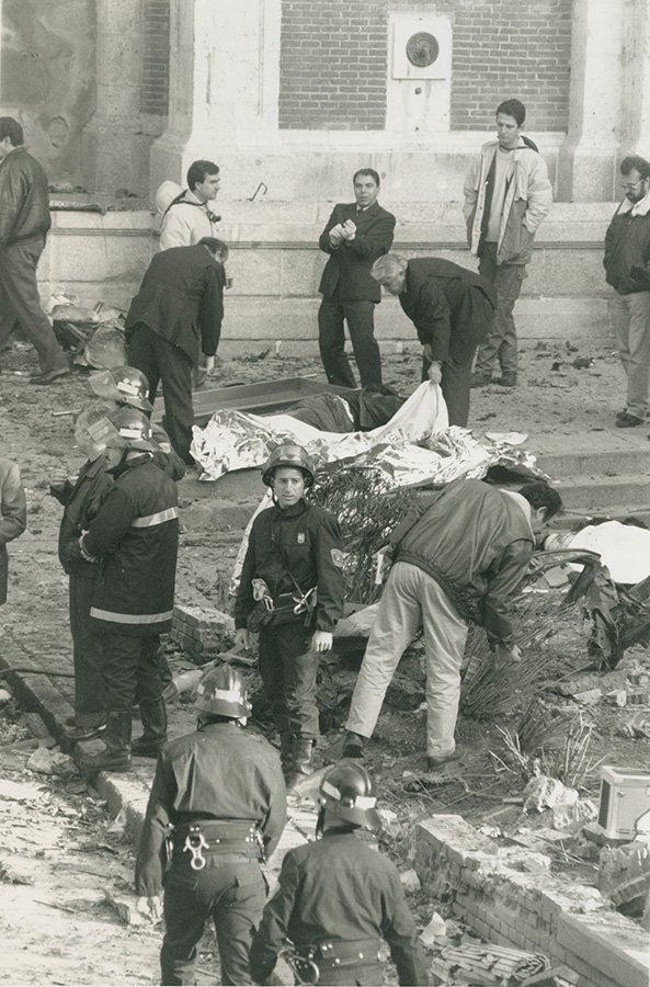 #TalDiaComoHoy de 1992 #ETA asesinó en #Madrid con un potente coche bomba a los capitanes JUAN A. NÚÑEZ, RAMÓN NAVIA y EMILIO TEJEDOR, el soldado que conducía la furgoneta, FRANCISCO CARRILLO y un funcionario del Ejército, ANTONIO RICOTE.

¡Esto era ETA!

HILO ⤵️