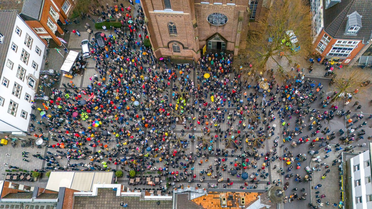 Am  Sonntagnachmittag versammelten sich mehrere Tausend Menschen vor dem Alten Rathaus in #Grevenbroich, um für  Demokratie, Respekt, Vielfalt und Freiheit zu demonstrieren. #wirsindmehr 
grevenbroich.de/detail/news/29…