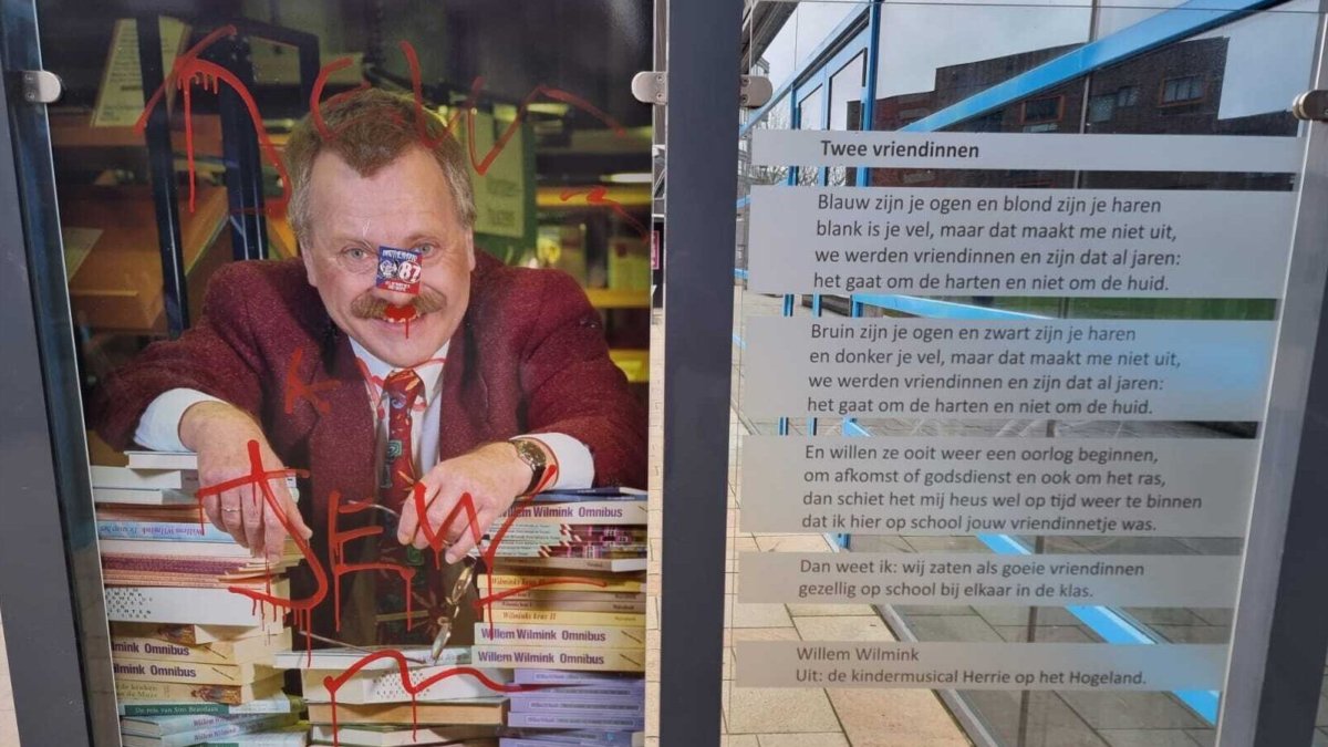 Na de vreselijke ‘rijmpjes’ tijdens demonstraties, is dit het nieuwe dieptepunt in #Enschede

Willem Wilmink, icoon van onze stad.
Hij schreef dit prachtige lied over 2 vriendinnen.
Die in tijd van oorlog zullen onthouden dat ze op school vriendinnetjes waren.

Hadden deze