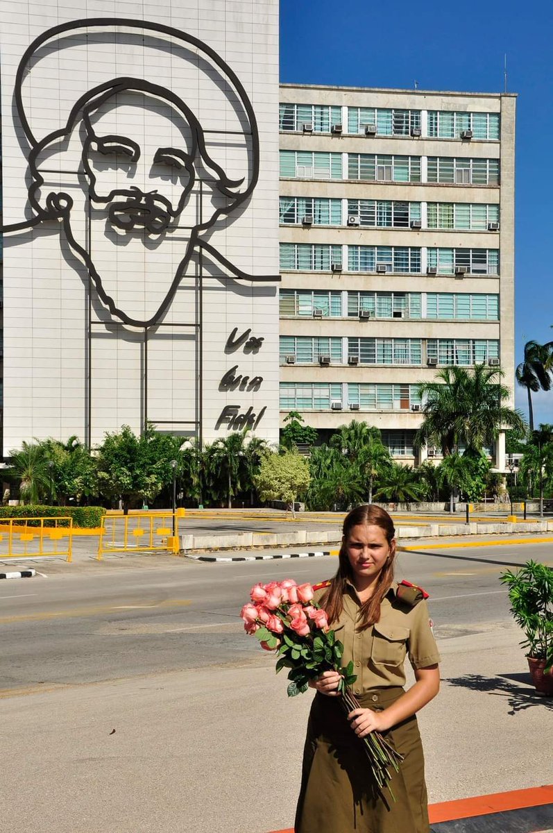 Camilo está presente en cada generación de cubanas y cubanos dignos. 

#CamiloVive #MujeresEnLaRevolución