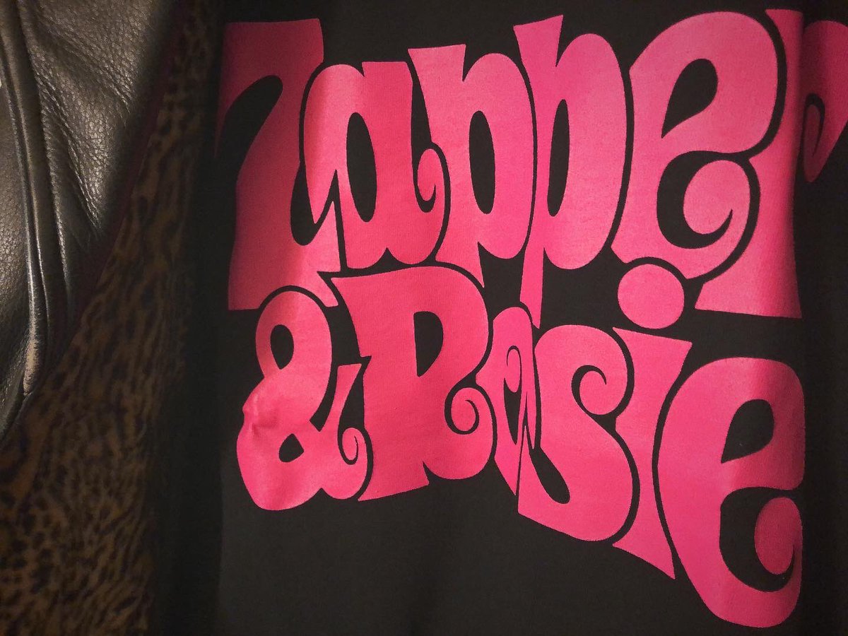 lovenya_ju's tweet photo. Zapper＆Rosie Tシャツできたわよ！

次回LIVEは！
岡山デスペラード！

2024年2月10日(土)
Zapper&amp;Rosie / Drain Dust / トキコウジ / ほか

開場 19:00　開演 19:30
料金 1,500円(+drink)

#okayamadesperado #zapperandrosie #rocknroll #ramopunk #punkrocker #punkrockband #ramonepunk #powerpop https://t.co/1OluADJGhY