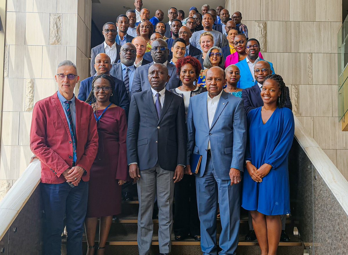 OMSRDCONGO's tweet photo. Journée engageante avec des discussions ouvertes à la retraite de @gavi à Kinshasa avec les parties-prenantes soutenant la vaccination en 🇨🇩. Plus de 60 participant-es réfléchissent sur ce qui fonctionne, ce qui doit être amélioré &amp; faire des recommandations visant la performance https://t.co/tgdmnpJCYM