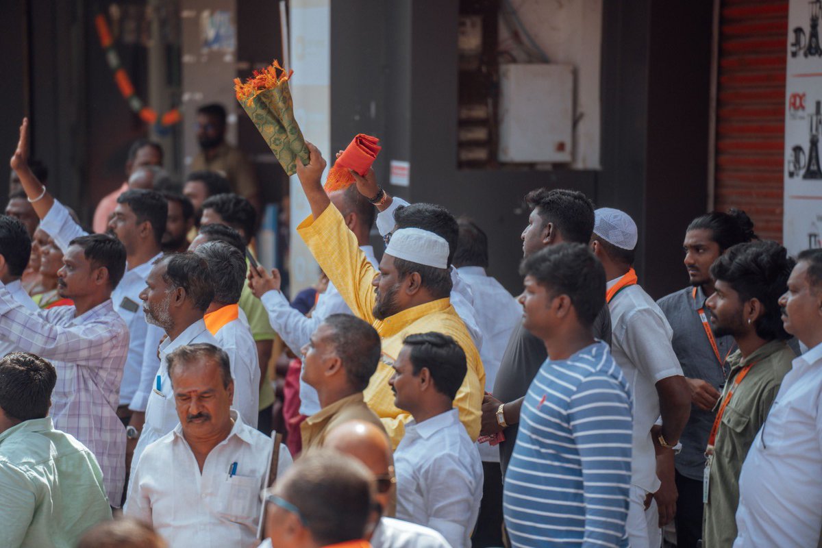 இன்றைய தினம் #EnMannEnMakkal பயணம், தேவர்களுக்கு வைத்தியராக விளங்கும் தன்வந்திரி பகவான் அருள் புரியும் ராணிப்பேட்டை சட்டமன்றத் தொகுதியில், பொதுமக்கள் உற்சாக வரவேற்பில் வெகு சிறப்பாக நடந்தேறியது. செஞ்சி மன்னர் தேசிங்கு ராஜா ஜெய்சிங் மீது ஆற்காடு நவாப் சாதத்துல்லாக்கான் தொடுத்த