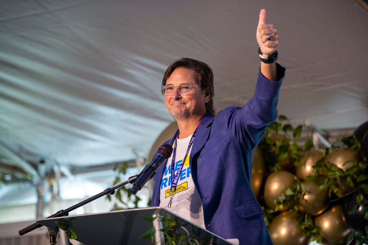 jbhunt360's tweet photo. Our CEO, John Roberts, is celebrating his 35th company anniversary today! We are thankful for his leadership and many contributions to our company. Please join us in congratulating John on 35 incredible years! https://t.co/3STBgsHNGD