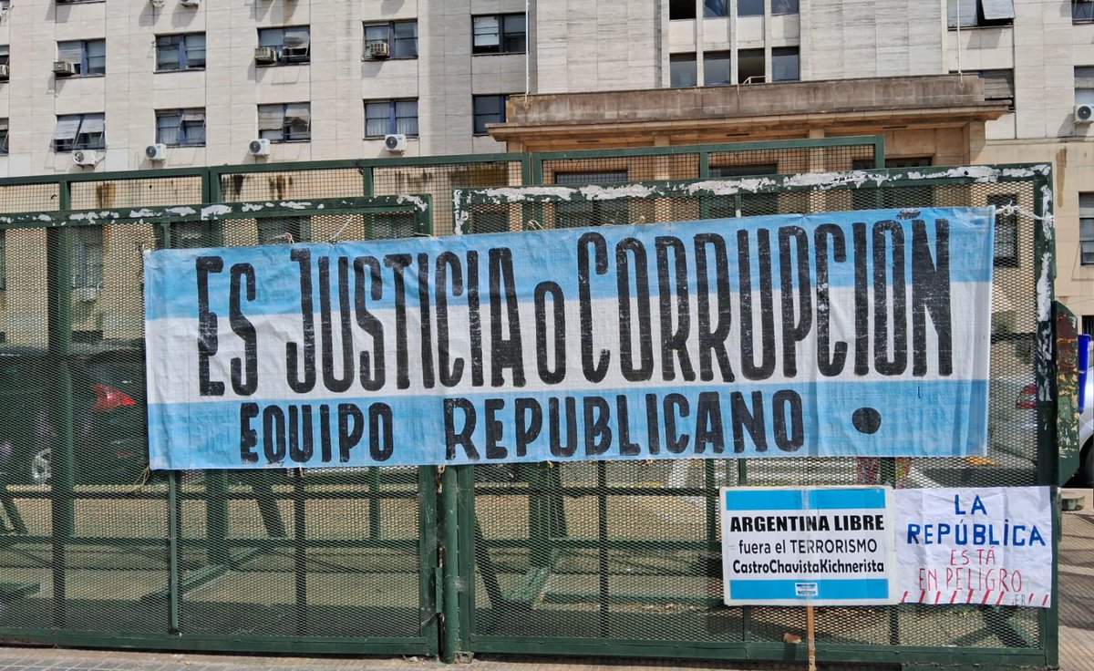 juntoss2023's tweet image. #BuenMartes
@EquipoRepublic1 se encuentra ahora mismo en #comodoropy para pedir justicia muchas gracias por siempre esta reclamando ⚖️ 👏👏.
#ElPeorGobiernoDeLaHistoria 
RT