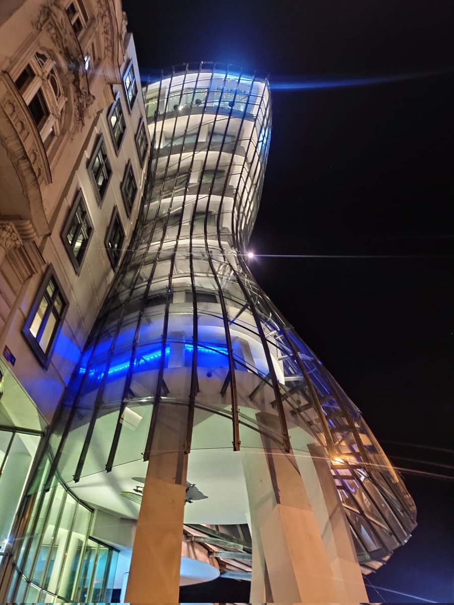 #praha🇨🇿 #dancinghouse #dancinghouseprague #oldtownsquare #urbanbeauty #urbanphotography #praguemainsquare #landscape #history #nightphotography #nightshooting #prague #praha #czech #europe #تشيكيا #tchèque