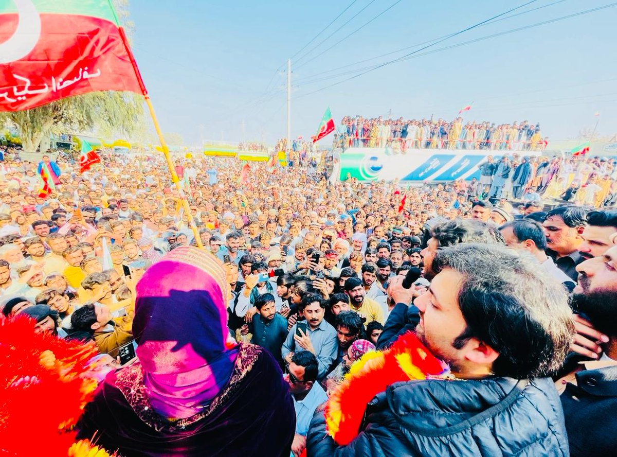 PTISPOfficial's tweet photo. #PP277
پاکستان تحریک انصاف کے نامزد امیدوار نادیہ فاروق کھر کا قصبہ گجرات میں تاریخ ساز جلسے کے مناظر ۔۔!!
#ووٹ_ڈالو_خان_نکالو https://t.co/qZvzW6XIX1