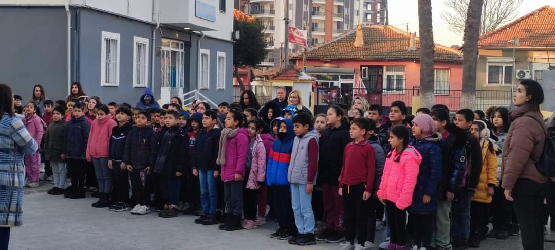 Deprem şehitlerimizi, tüm okullarımızda saygı duruşu ile andık. Milletimizin  başı sağ olsun. #AsrınFelaketi
<a href="/izmir_ilmem/">İzmir İl Milli Eğitim Müdürlüğü</a> 
<a href="/yahsiomer/">Dr. Ömer YAHŞİ</a> 
<a href="/MenemenMEM/">Menemen İlçe MEM</a> 
<a href="/muharembayindir/">Muharrem BAYINDIR</a>