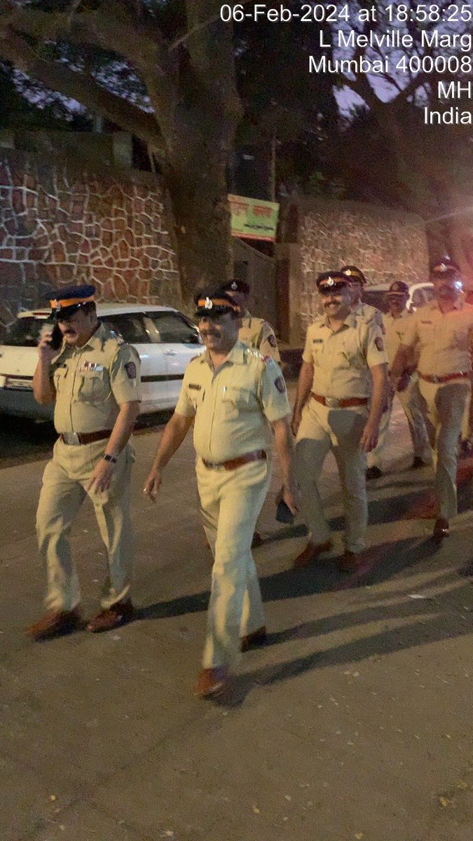MCAALM1's tweet photo. Agripada @MumbaiPolice Sr PI Shri Yogendra Pache himself  &amp; his team have been regularly carrying out  Flag March within the jurisdiction. We thank the Sr PI &amp; Team for the same as it surely instills sense of security amongst residents esp. ladies &amp; seniors &amp; fear in anti-socials https://t.co/kN5DegV7nw