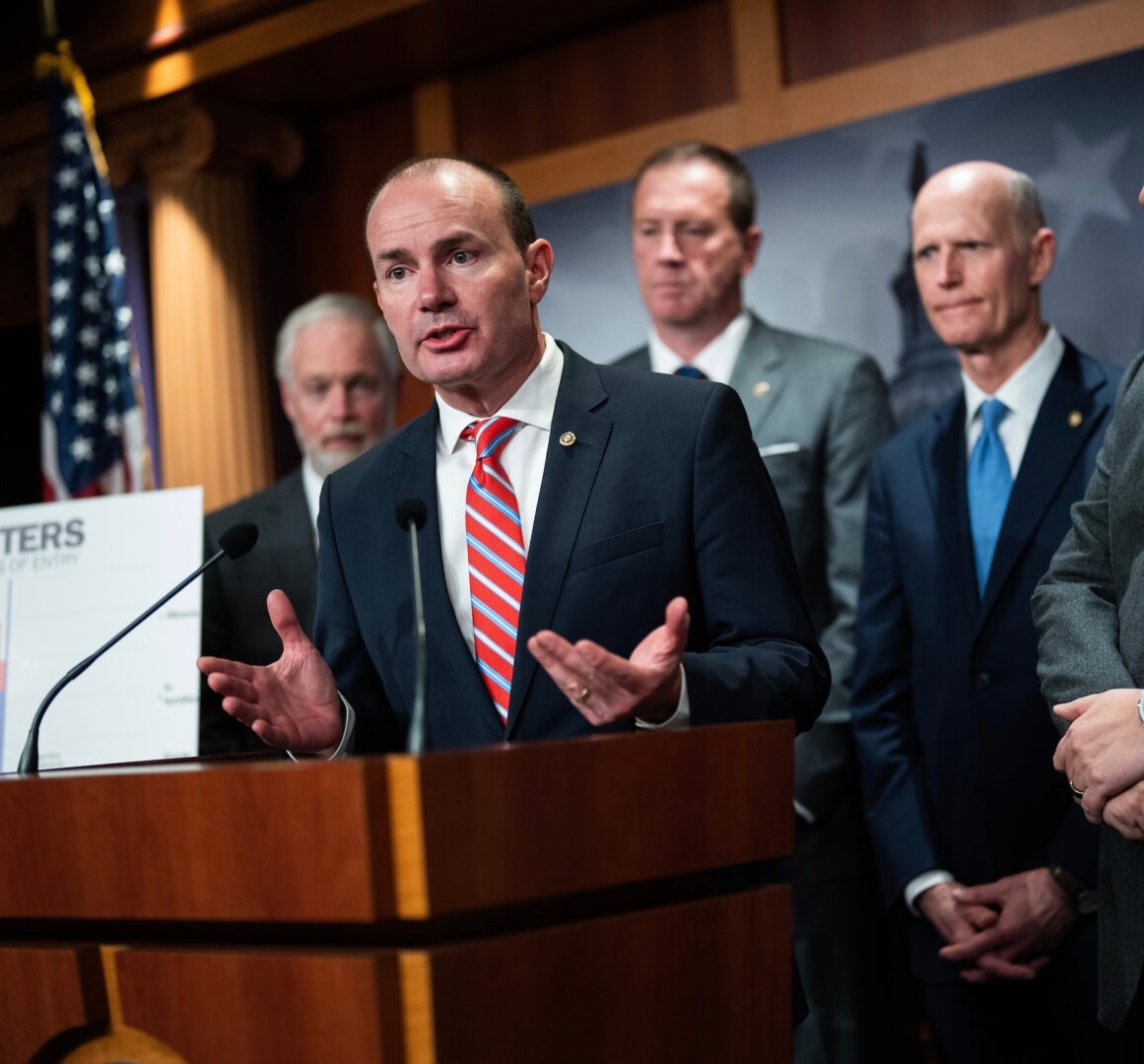 ThatmattersNews's tweet photo. GOP Split On Support For Section Of Border Security Bill That Guarantees An Apple Vision Pro For Every Immigrant https://t.co/RJD0oQWzPD