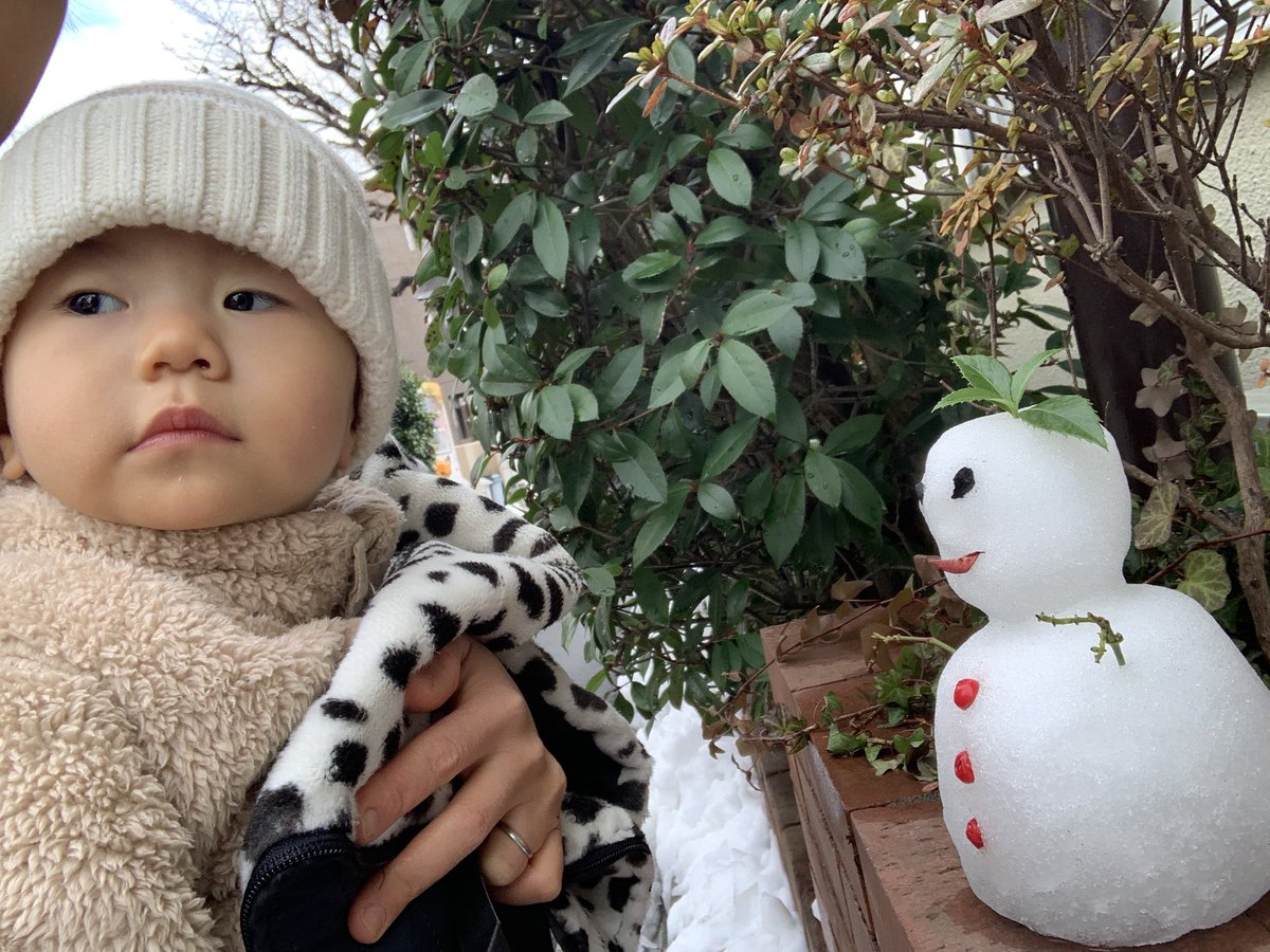 ThuyYuki's tweet photo. 寒くても、雪を見に行った⛄️⛄️⛄️
Lạnh lắm nhưng vẫn thích ra ngắm tuyết cái rồi về☃️⛄️⛄️
2024.2.6
#赤ちゃん #あかちゃん #1歳赤ちゃん #1歳2ヶ月赤ちゃん #赤ちゃん喜ぶ #子供 #ベビ #cutebaby #nuôiconeasy #trẻsơsinh #nuoicon #conlai #songngữ https://t.co/N8YlT8b05K