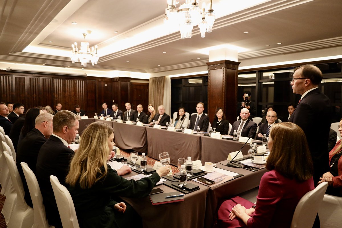 NorwayMFA's tweet photo. Business cooperation is important for the relationship between #China and #Norway
 
Significant opportunities for Norwegian private sector in China, contributing to the green transition in the world’s second biggest economy.

Glad to see 170 🇳🇴 companies here.
-FM @EspenBartheide https://t.co/gMDGTMlTjV