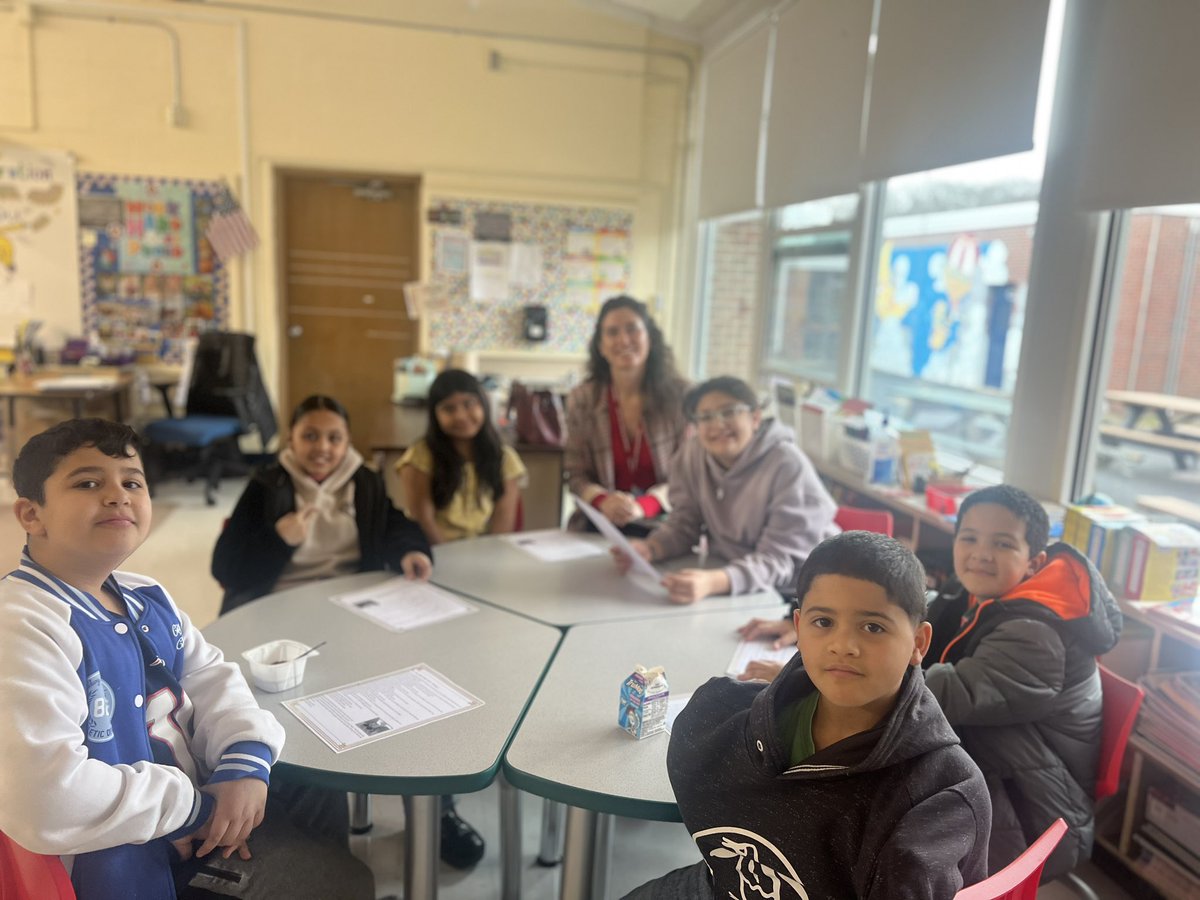 SchoolLonsdale's tweet image. Ms. LaRiviere&apos;s math group excels in regrouping two and three digit numbers. Numbers and operations made easy! #MathMinds @KevinJ_McNamara @LFilippelli1