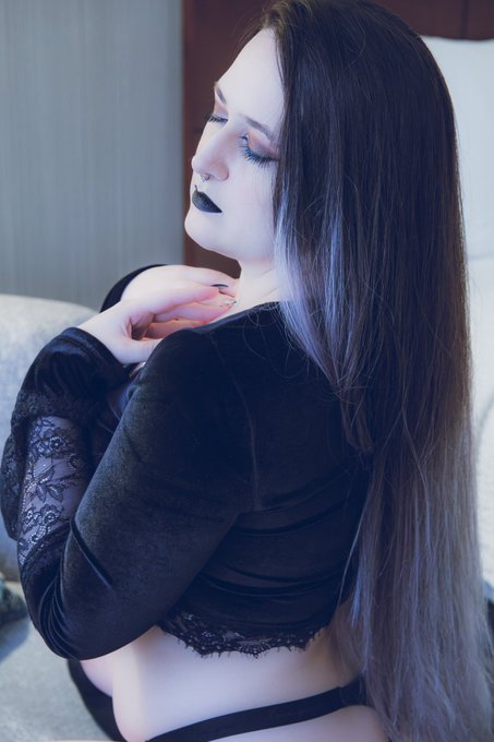 I don't know who your god is but I'm a goddess 🖤🖤🖤 https://t.co/7f4UZrpF4y