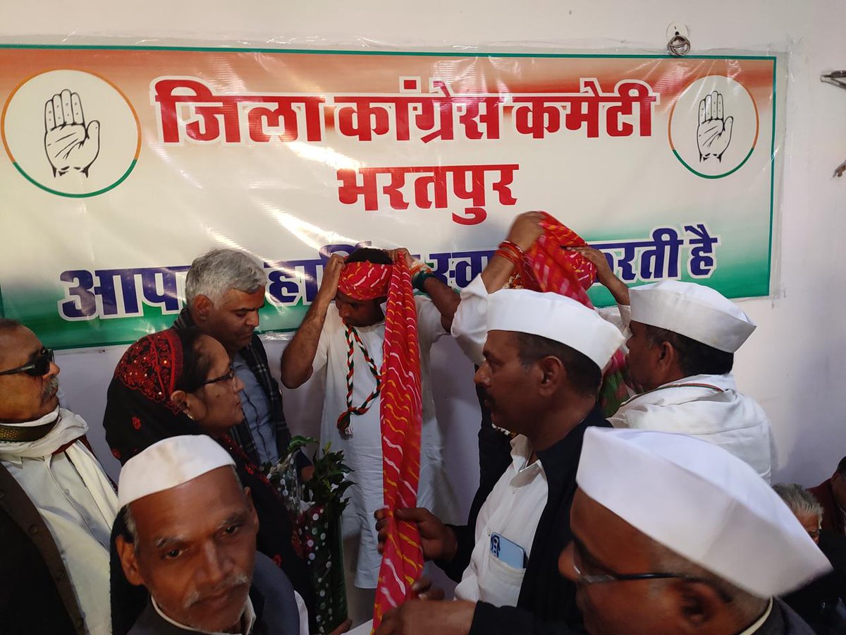 SevadalRJ's tweet photo. लोकसभा चुनाव विजय संकल्प के साथ राजस्थान कांग्रेस सेवादल के अध्यक्ष @HemShekhawatINC जी ने भरतपुर में कार्यकर्ताओं मीटिंग की...इस मीटिंग में विधायक श्री डूँगर राम गेदर जी मौजूद रहे...कार्यकर्ताओं से लोकसभा जीत को लेकर महत्वपूर्ण सुझाव लिये
#drgedar
#iINC #incrajasthan https://t.co/4GMLWYfYfq