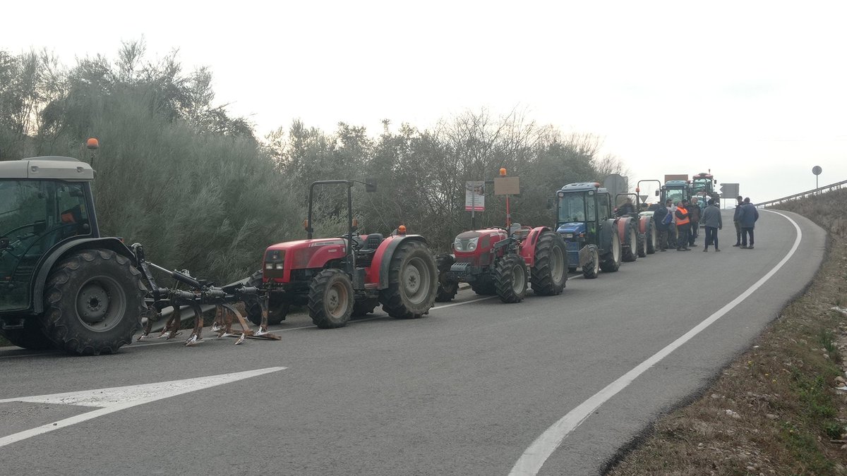 JViejobueno's tweet photo. La nostra fi, la vostra fam. 

A la C-12 Ribera d'Ebre, Terra Alta i Priorat. https://t.co/0HJ6XQ1YqC